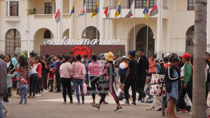 Image à la une de Le parvis de l’Hôtel de Ville se dote d’une plaque géante avec l’inscription Antananarivo et un coeur rouge