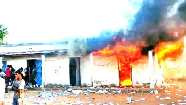 Image à la une de Quelles conséquences l'incendie du bureau de la CENI à Tsihombe a-t-il sur la situation locale ?