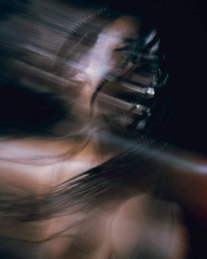 Image à la une de ART DE LA SCENE – Naïma’L Nour en solo dans Alpha pour dire la violence d’être femme noire
