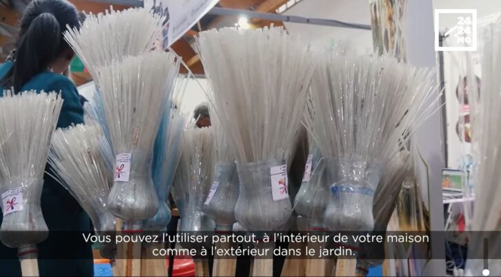 Image à la une de MAISON – Le « kifafa tout terrain » pour recycler ses bouteilles plastiques et remplacer ses balai traditionnels