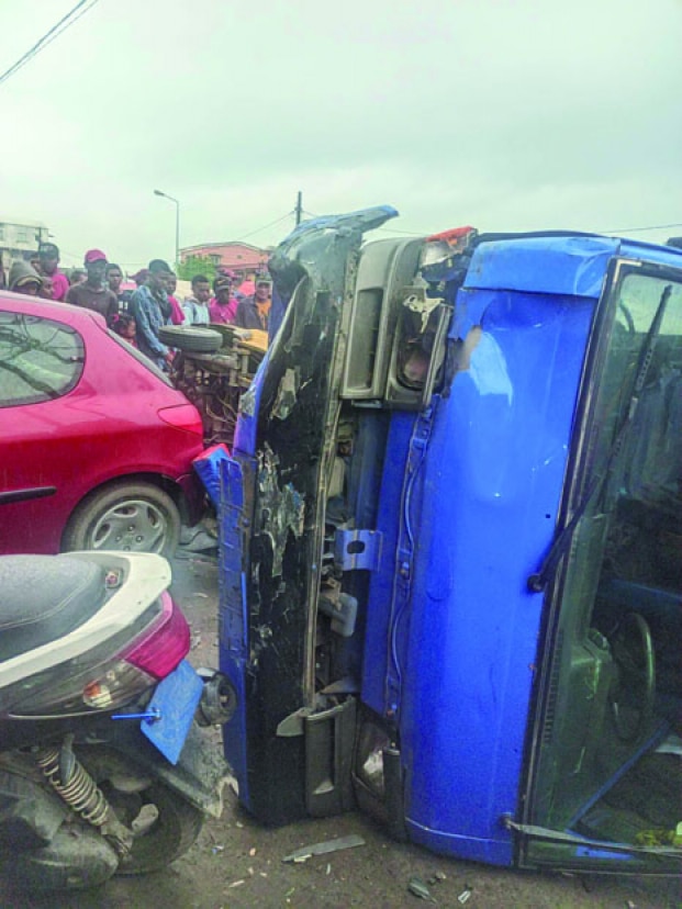 Image à la une de Collision entre un minibus et un tuc-tuc – Une mère de famille et son enfant succombent