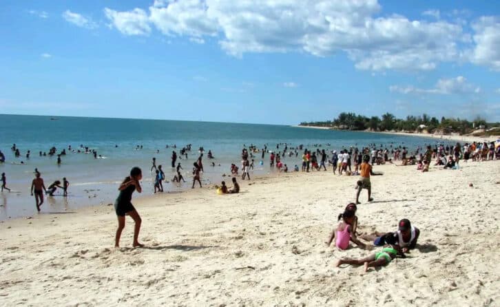Image à la une de PETITE PLAGE D’AMBOROVY – Refus des squatters de quitter la station balnéaire avant août
