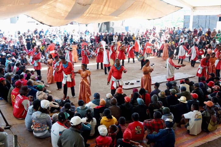 Image à la une de HIRA GASY  –  Rasoalalao Kavia et Rapaulson captivent les Tananariviens