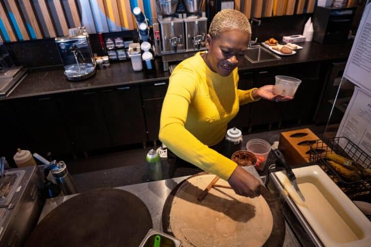 Image à la une de Mawa McQueen, reine de la crêpe au caviar