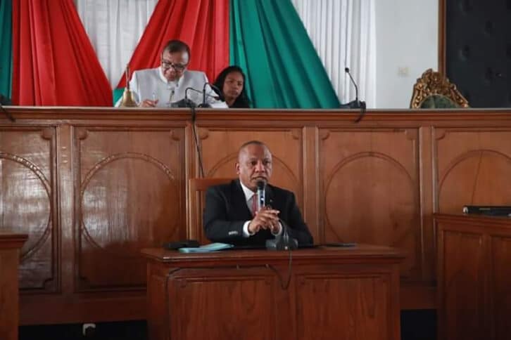 Image à la une de PRÉSENTATION DE LA PGE – Ntsay assailli de questions par les sénateurs