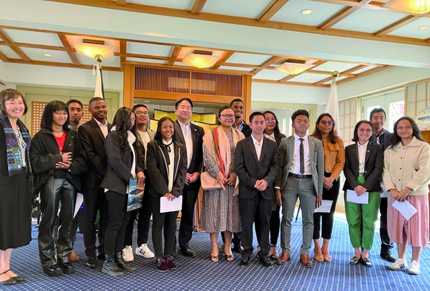 Image à la une de Programme éducatif – 14 jeunes étudiants s’envolent pour le Japon