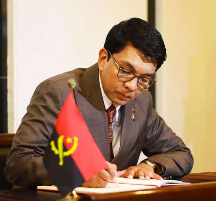 Image à la une de ANDRY RAJOELINA – « Je suis satisfait de cette visite en Angola »