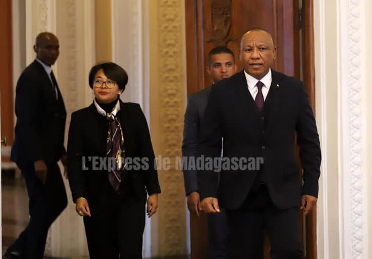 Image à la une de GOUVERNEMENT – Les ministres soumis à un code de bonne conduite