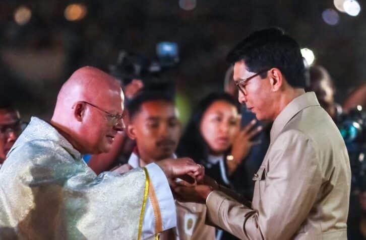 Image à la une de Andry Rajoelina en communion avec les Catholiques au Congrès eucharistique nationale à Antsiranana