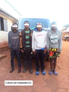 Image à la une de Halatra tamina tetikasam-panjakana : Olona efatra voasambotra tetsy Ambohimangakely