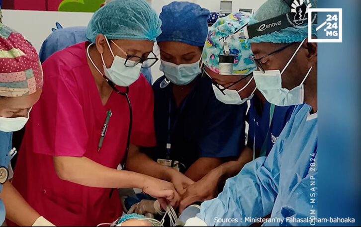 Image à la une de PROUESSE MEDICALE – A la rencontre des chirurgiens qui ont séparé les siamois Tahianjanahary et Fanambinantsoa