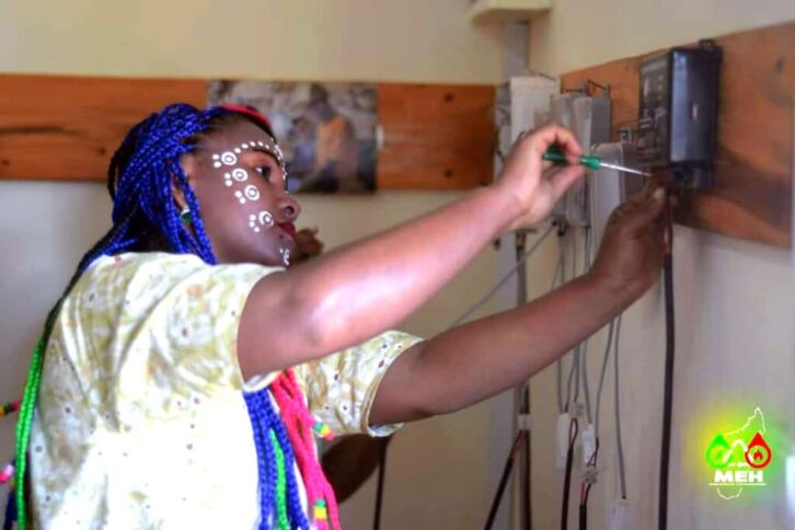 Image à la une de Électrification rurale : 15 nouvelles femmes ingénieures solaires opérationnelles