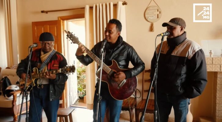 Image à la une de TSIAKORAKA, GROUPE D’ARTISTES – « Nos compositions viennent du coeur et du terroir »