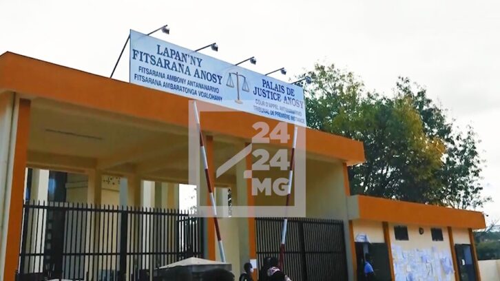 Image à la une de AFFAIRE AMBOHIMALAZA – L’hôtesse de la fête d’anniversaire meurtrière et sa mère placées en détention préventive 