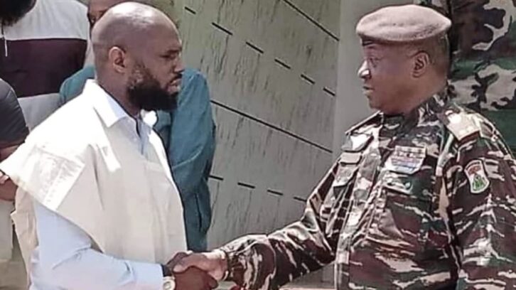 Image à la une de Au Niger, le général Tiani offre un passeport diplomatique à Kemi Seba