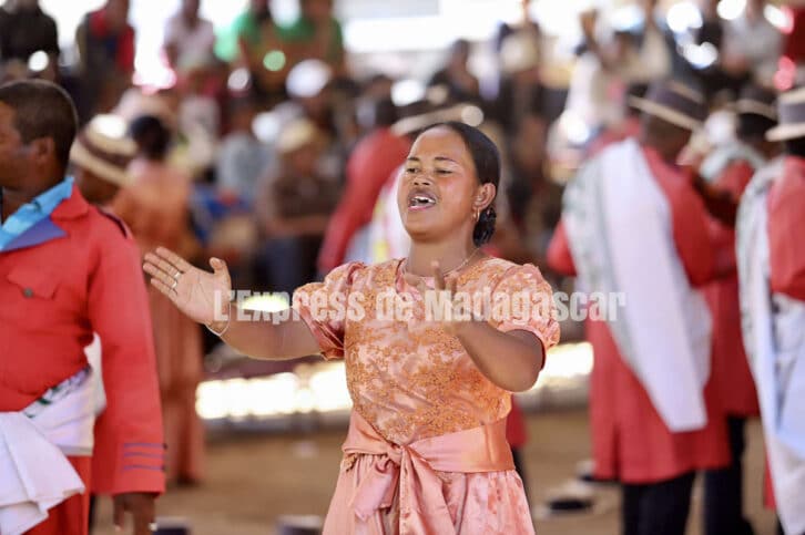 Image à la une de PATRIMOINE DE L’UNESCO – Le Hira Gasy en pleine tournée pour le Famadihana