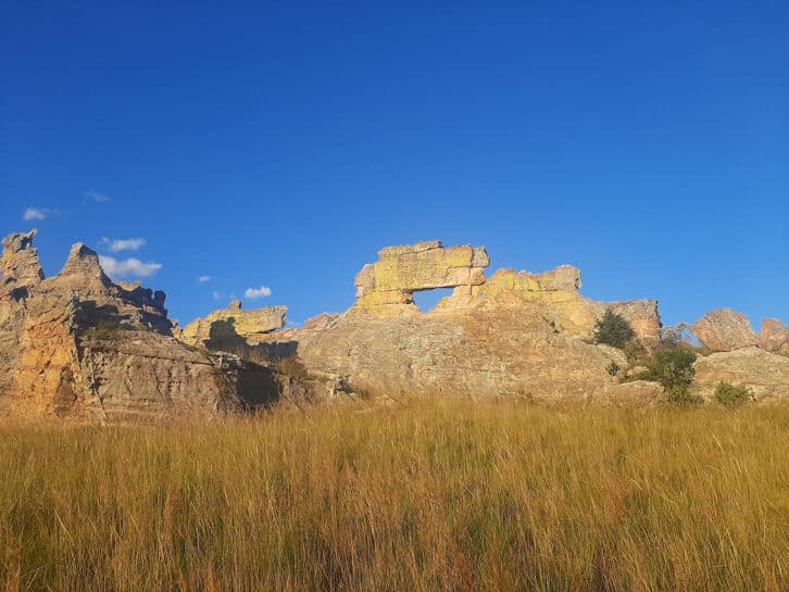 Image à la une de SITE TOURISTIQUE  – La « Fenêtre d’Isalo » menacée par les feux