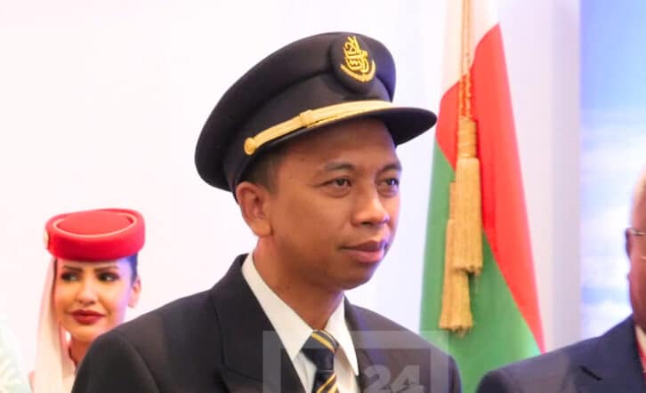 Image à la une de TRANSPORT AERIEN – Un pilote malgache dans le cockpit lors du premier vol d’Emirates vers Antananarivo
