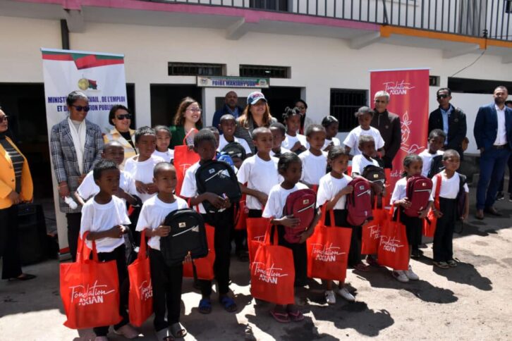 Image à la une de Fondation Axian : Remise de kits scolaires au centre Manjary Soa