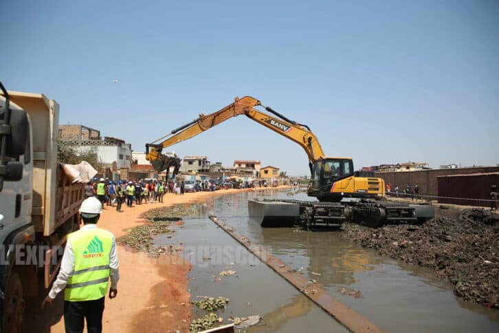 Image à la une de PRÉVENTION DES INONDATIONS  –  Les canaux d’évacuation font l’objet de curage