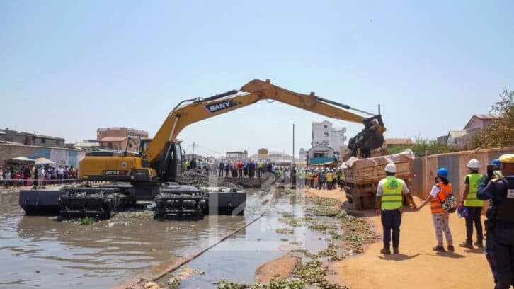 Image à la une de LUTTE CONTRE LES INONDATIONS – 115 000 m3 de boue à retirer du Canal C3 jusqu’en juin 2025 dans le cadre du projet Produir