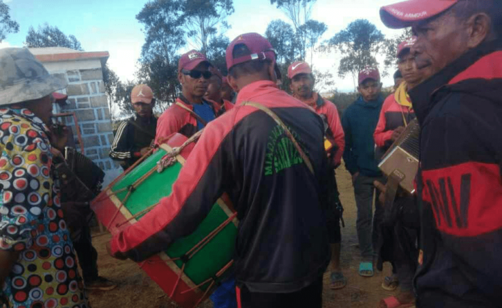 Image à la une de Famadihana : fomba iray mbola velona eo amin’ny fiarahamonina Malagasy.