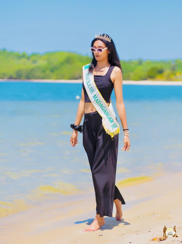 Image à la une de Miss Earth – Hendry Tsiky représente la Grande île