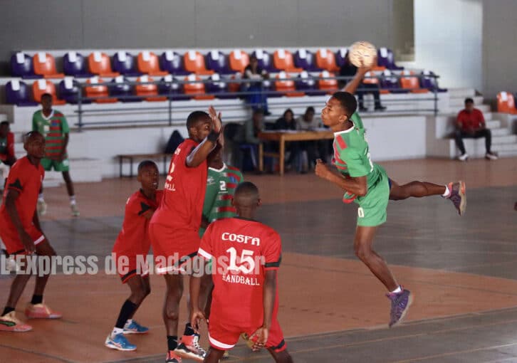 Image à la une de HANDBALL – Les militaires du Cosfa matent les Akio cadets