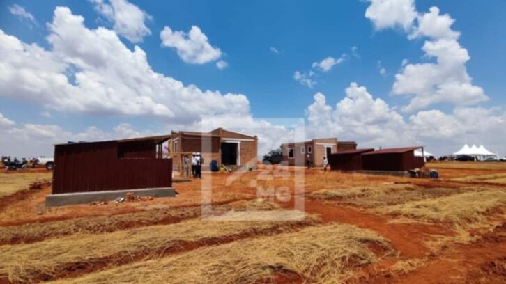Image à la une de HABITAT – Les sept premières familles qui vont habiter la “nouvelle ville rurale” de Fieferamanga installés