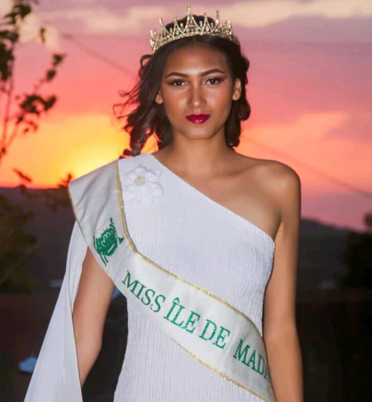 Image à la une de CONCOURS DE BEAUTÉ – Hendry Tsiky représente le pays à Miss Earth