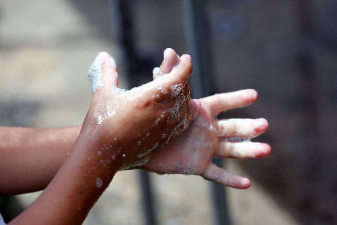 Image à la une de Lavage des mains : Le geste, à nouveau négligé