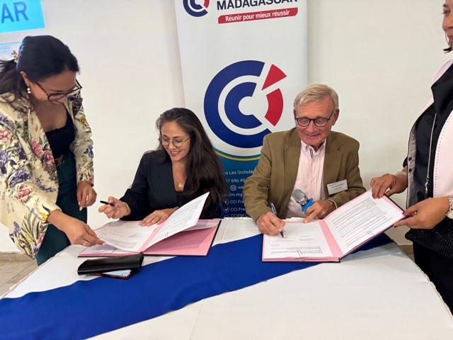 Image à la une de ENTREPRENEURIAT – CCI France Madagascar et le Carrefour des Entrepreneurs de l’Océan Indien signe un partenariat pour soutenir l’entrepreneuriat à l’échelle régionale