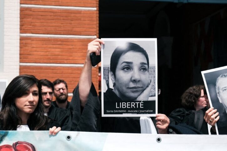 Image à la une de En Tunisie, Sonia Dahmani condamnée à deux ans de prison