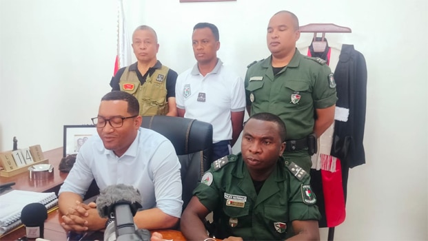 Image à la une de Série d’attaques à Toamasina  – Trois gendarmes fournisseurs d’armes sous les verrous