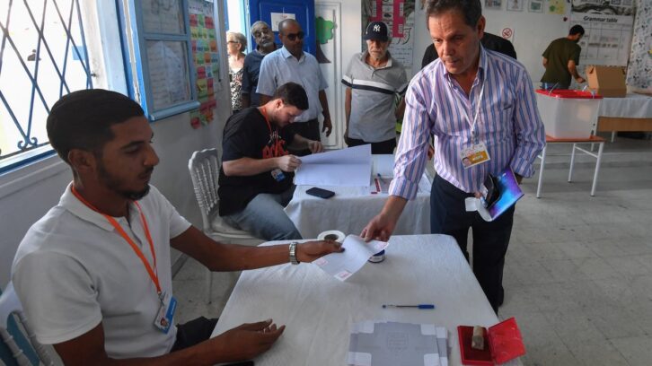 Image à la une de En Tunisie, 14,5 % de votants à la mi-journée et des bureaux ouverts jusqu’à 18 heures