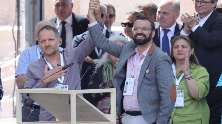 Image à la une de 7-Octobre : l’Israélien Maoz Inon et le Palestinien Aziz Abu Sarah sillonnent les routes en quête de paix