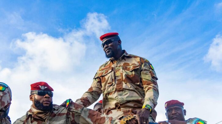Image à la une de Guinée : l’armée restera-t-elle loyale à Mamadi Doumbouya ?