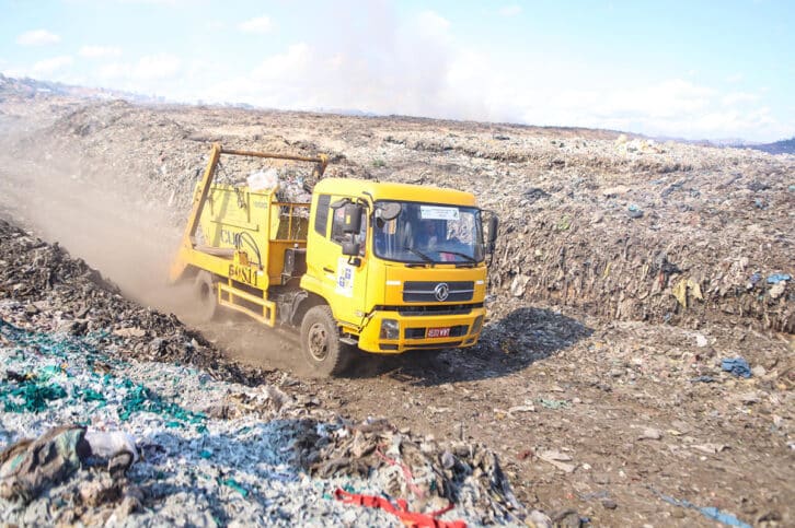 Image à la une de DÉCHARGE D’ANDRALANITRA – Des camions bloqués sur une piste boueuse