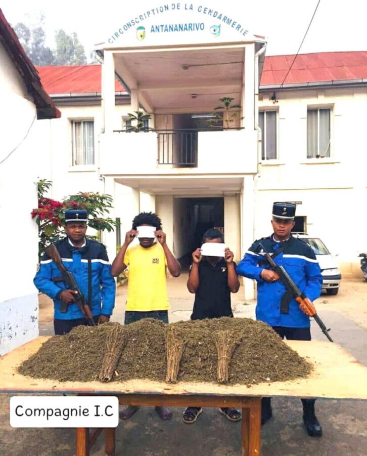 Image à la une de Ambanitsena : Rongony notaterina taxi-brousse