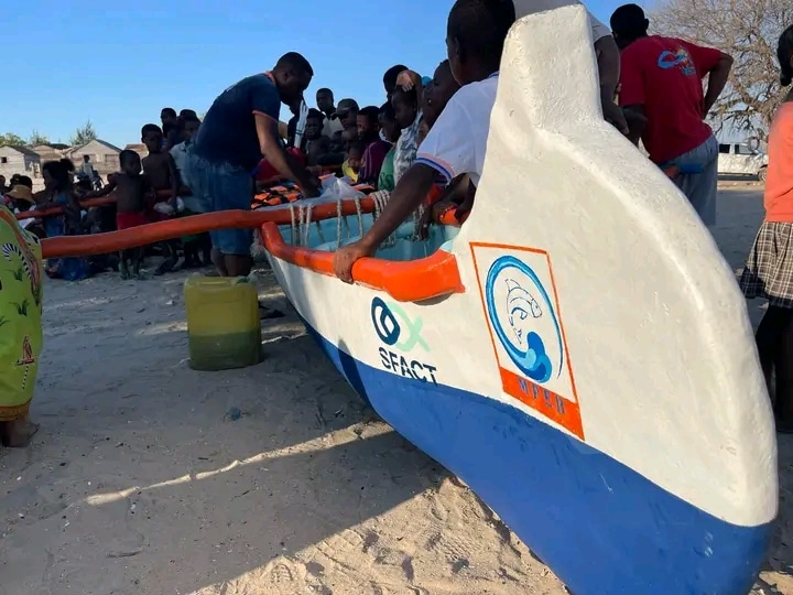 Image à la une de COMMUNE DE SAINT-AUGUSTIN – Une pirogue de pêche au large remise à des pêcheurs