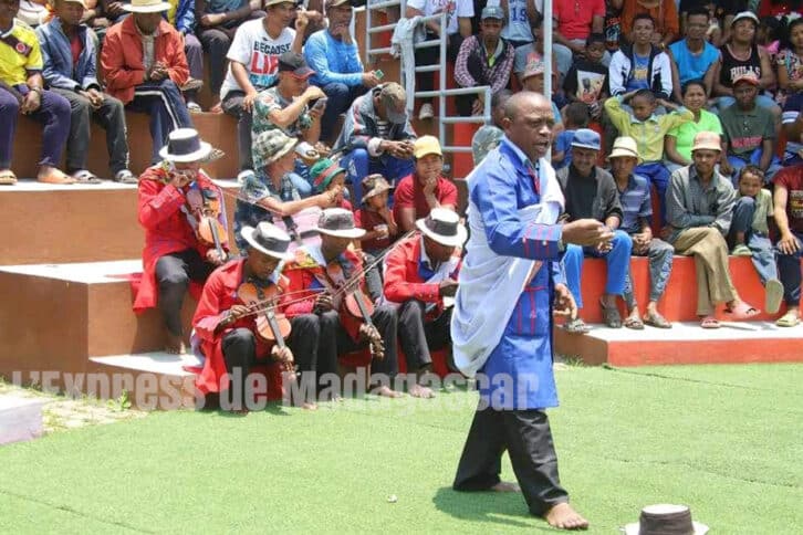 Image à la une de HIRA GASY – Fredy Kely et Ravalomanana au coude à coude