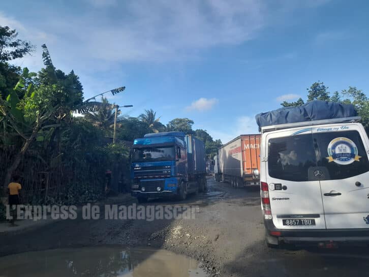 Image à la une de INFRASTRUCTURES ROUTIÈRES RN2 – La portion Antsampanana-Toamasina dans un piteux état