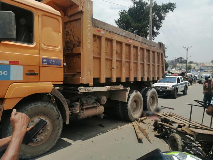 Image à la une de TALATAMATY – Le passager d’un chariot finit sous un camion
