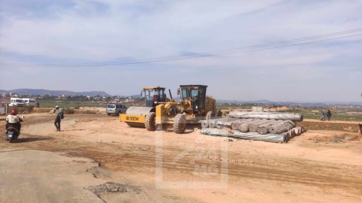 Image à la une de INFRASTRUCTURE – Un kilomètre de travaux de remblayage réalisé sur la portion PK0-Talata Volonondry de l’autoroute Antananarivo-Toamasina