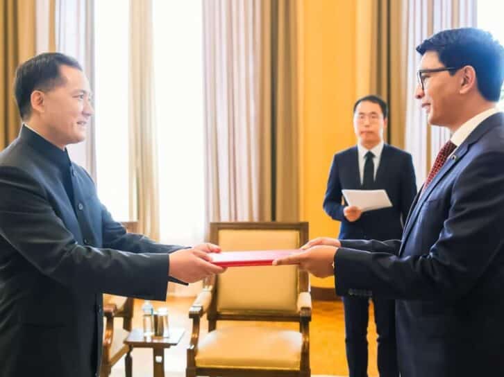 Image à la une de Le 6 novembre 2024 marque le 52è anniversaire de l’établissement des relations diplomatiques entre la  Chine et Madagascar. En cette journée importante pour l’amitié sino-malagasy, S.E.M. JI Ping a le plaisir de vous partager ses idées à propos des coopérations sino-malagasy ainsi que les articles sur la coopération Chine-Afrique