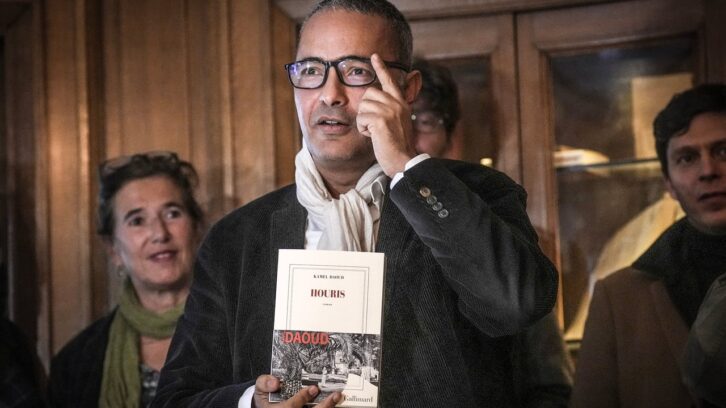 Image à la une de Accusé de divulguer l’histoire d’une rescapée sans son consentement, Kamel Daoud porte plainte pour diffamation