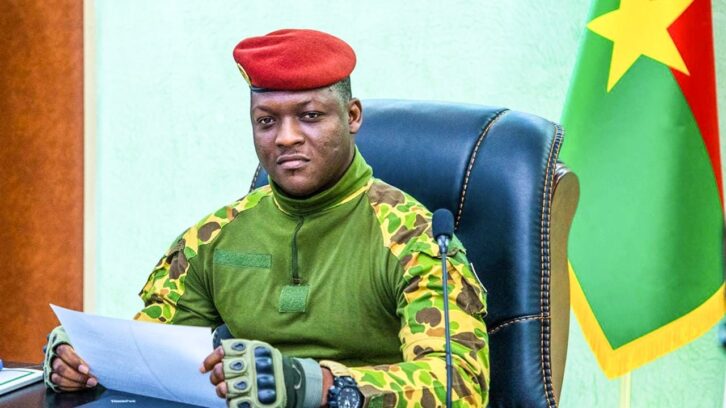 Image à la une de Au Burkina Faso, Ibrahim Traoré vise ses adversaires au portefeuille