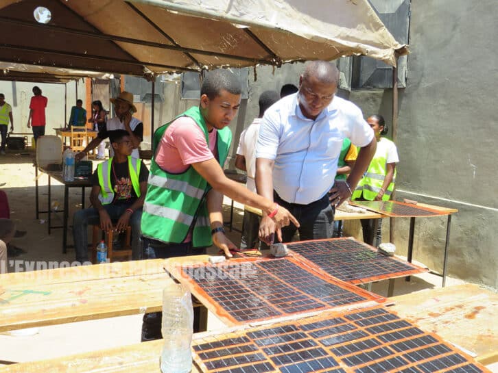 Image à la une de ÉCOLE D’ÉTÉ – UNIVERSITÉ DE TOLIARA – Des panneaux solaires et des satellites réalisés