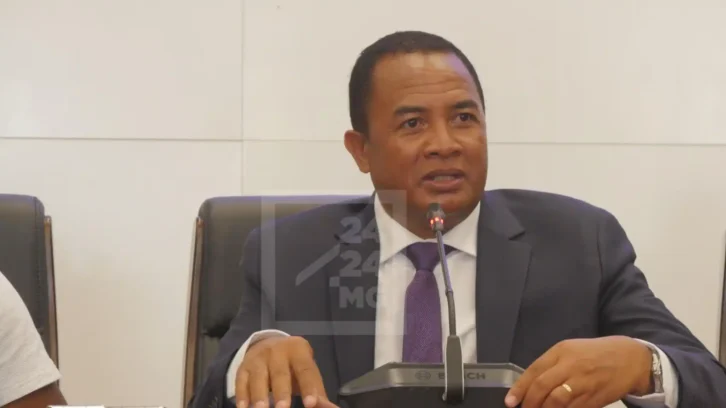 Image à la une de FOOTBALL – Alfred Randriamanampisoa sur la liste des candidats au Comité exécutif de la CAF