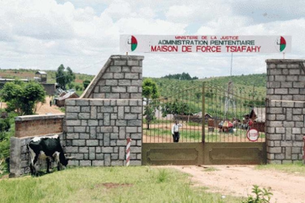Image à la une de Or malagasy saisi en Afrique du Sud et aux Comores  – En liberté provisoire, un prisonnier de Tsiafahy s’exile à La Réunion